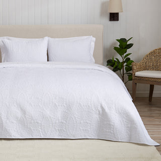 3-Piece Oversized Medallion Quilt Set - Clara Collection